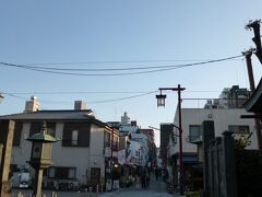 永代通り沿い成田山東京別院深川不動堂と書かれた赤門ががあります。ここから深川不動堂へと続く150mの参道に「人情深川ご利益通り」があります。訪れた時は平日の夕方近くになっていたので、片づけを始めているお店も多かったですが、月３回開かれる縁日の日は賑やかなのだろうと思いました。