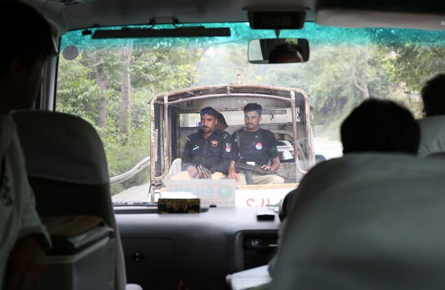 今はどうなのか。カラコルムハイウェー以外の道路を走る時には、武装警官が乗って来たり、先導してくれる。