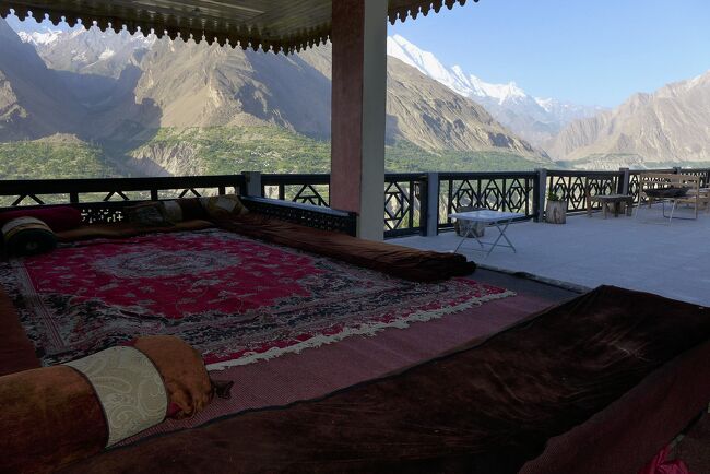 屋上のテラスの日陰で、ごろごろしながらカラコルムの山々を見る。
