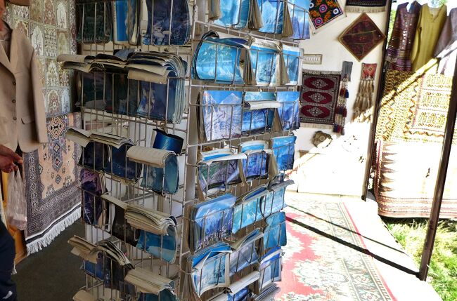 同時多発テロ以来、海外からの観光客はめっきり減った・・・というかいなくなった？ので、売れ残った絵葉書はこんな状態。