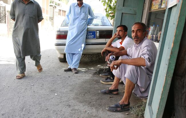 フンザはイスラム教の中でも、比較的ゆるいイスマイリ派がほとんどなので、強く望めばアルコールも飲める。ただし写真のオヤジが飲んでいるのはノンアルコール。