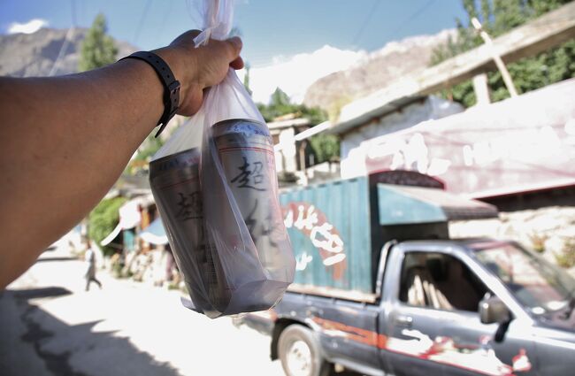 すると清涼飲料がぎっしりと入った冷蔵庫の奥の奥から、怪しげなビールを出してくれた。