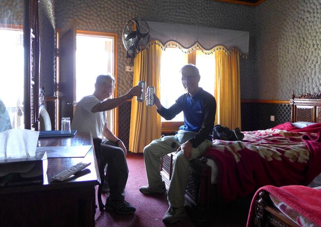 5年くらい前に、ティリチミールトレッキングに一緒に行ったオヤジと、なんとなく乾杯。