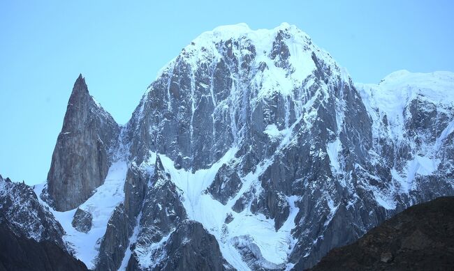 隣のフンザピークは6388m。<br />キャッチャーミットのイメージ？