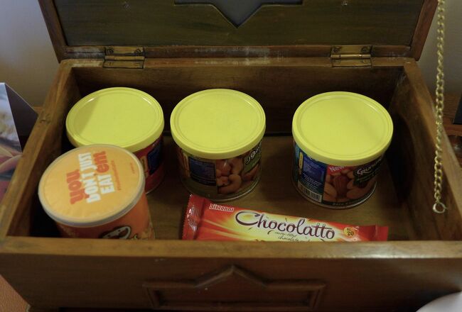 ホテルの部屋にあった、お菓子BOX？<br />ミニバーの代わりかも。