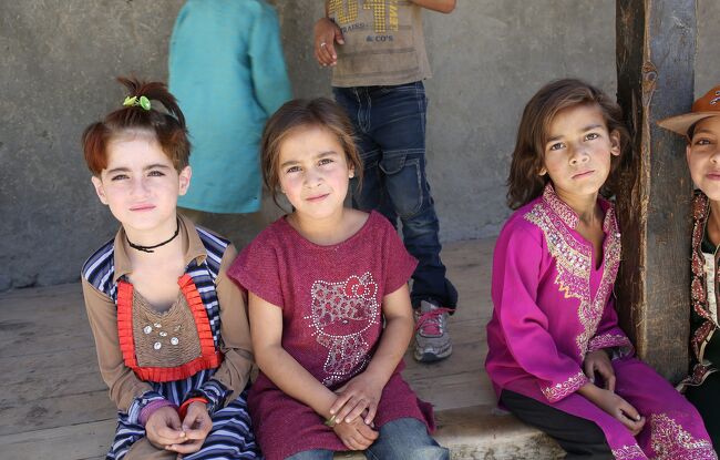 女の子たちも、恐れもせずに？観光客の前に現れる。もちろん学校にも通える。