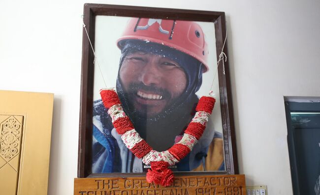 私がバックパッカー旅に夢中になってた頃、突然、世界初の「アルプス3大北壁冬季単独登頂」のニュースが世間を驚かせた。著書「北壁に舞う」はカッコ良かったな～・・・ほとんど覚えてないけど。<br /><br />彼はフンザを愛し、奥様に今回のウルタルⅡ峰から戻ったら、フンザの人々のために学校を造ろう・・・と言い残して山に向かった。で、雪崩に巻き込まれて死んじゃうんだよね～。その奥様が彼の意志を引き継いで「ハセガワ学校」を造ったのさ。