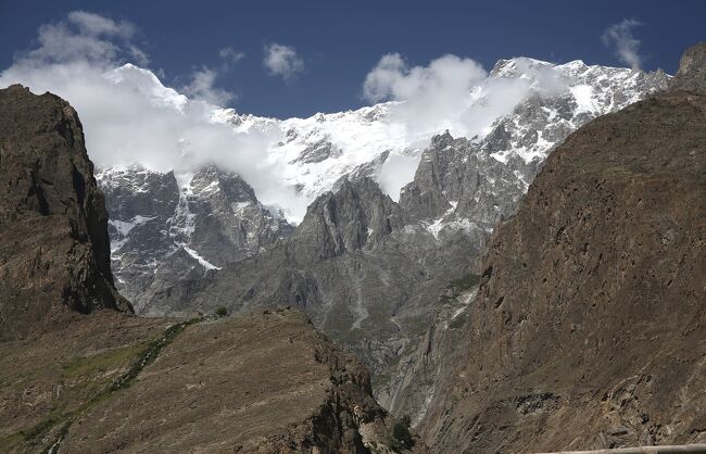 日本人としては、更に奥にそびえる、ウルタルⅠ・ウルタルⅡ峰の方が親近感があるかも。