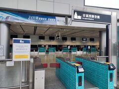 ifc mallはエアポートエクスプレスの香港駅とも繋がっています。こちらは街中で飛行機のチェックインもできて荷物も預けることができるインタウンチェックインのカウンターです。しかし残念ながら今は、キャセイパシフィック航空だけが利用可能で利用時間も6～15時までだけです。九龍駅のインタウンチェックインはまだ再開していません。(2023年8月10日現在)