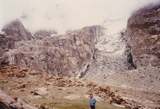 私は1982年、当時はあまり知られていなかった「不老長寿の里・フンザ」を訪ねて、ひとりでここまで来たことがある。<br /><br />もちろん、まだ彼のお墓は無かった。