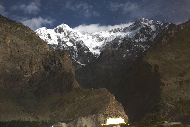 彼を飲み込んだウルタル峰は、今でもフンザの裏山？としてそびえている。月が明るい夜はギラギラと輝いてる。<br /><br />右がウルタルⅡ峰　標高7388m<br />左はウルタルⅠ峰　標高7329m