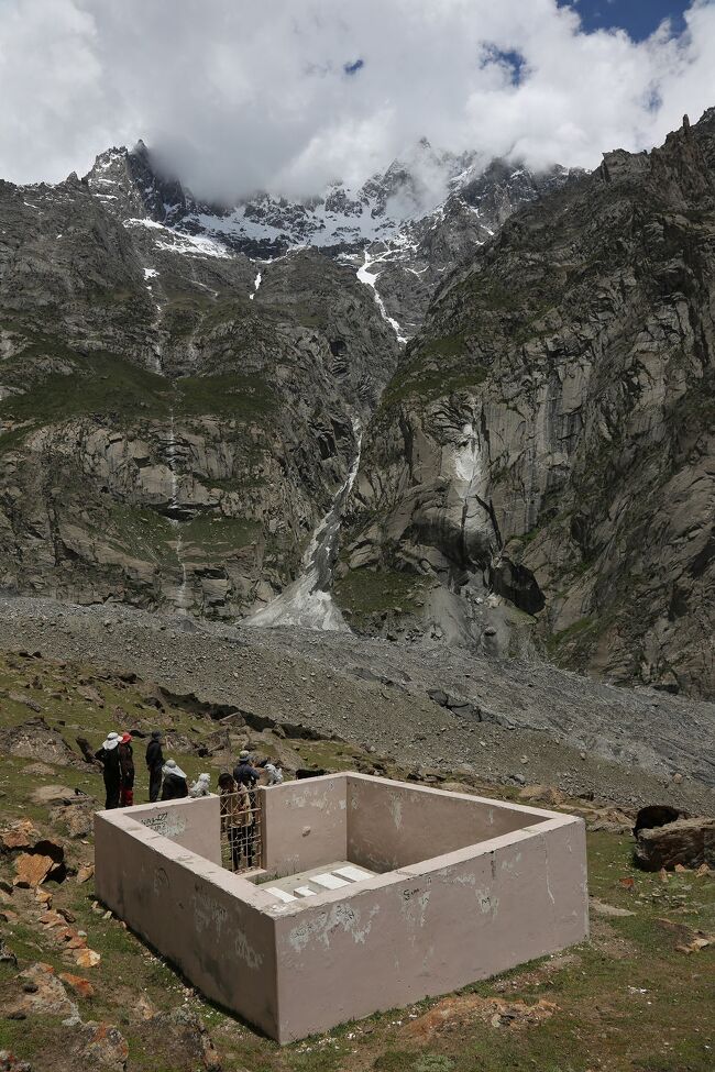 フンザの村から標高差で1000mくらい登った、ウルタル峰の麓に彼のお墓はある。2012年にはお墓参りに行った。