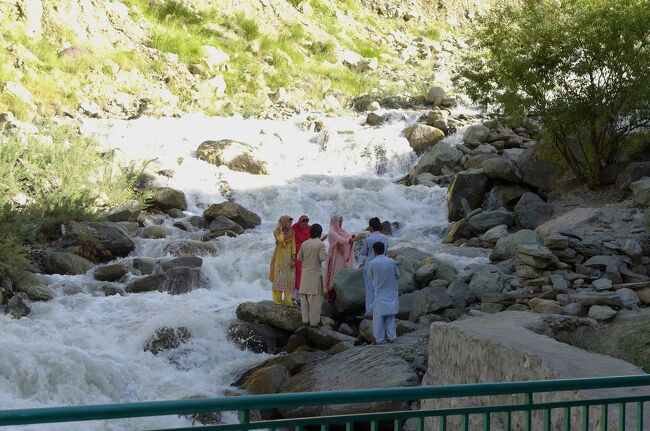 氷河からの冷たい水が流れる川辺は、強力な天然クーラー