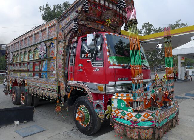 キャビン周辺のデコレーションが物足りないが、道交法の関係もあるのかなぁ。