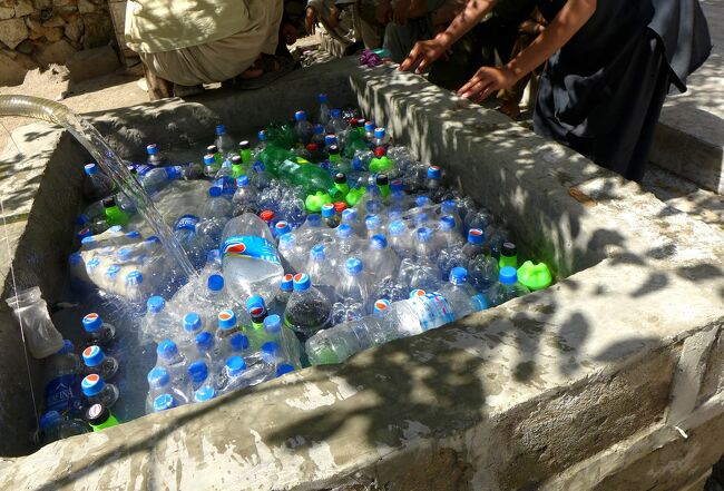 氷河の水で冷やす