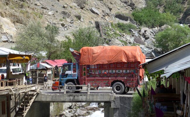 川辺は涼しいので、お店や宿屋が集まる。