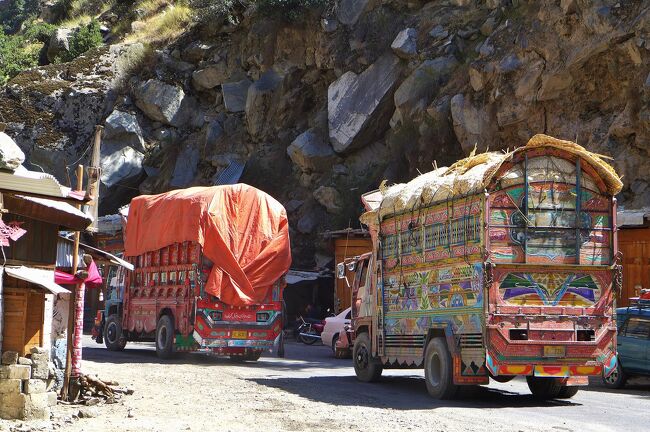 カラコルムハイウェーを行く、デコトラ。