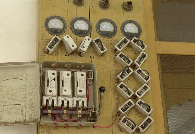 謎の配電盤