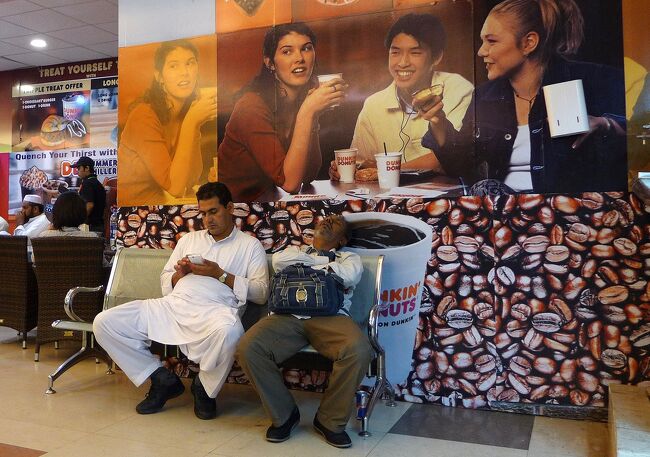 飛行場。<br />コーヒーで頭を洗うオヤジ。