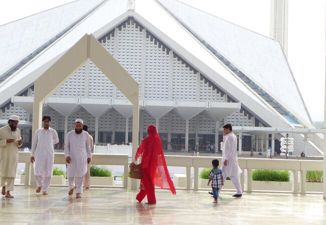 イスラマバードに戻って、飛行機の時間に合わせて市内見学・・・何時ものファイサルモスク。