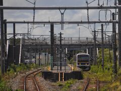 　青堀駅に停車します。
　木更津行きと交換です。