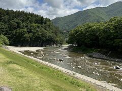 村営せせらぎ公園駐車場に車を止めました。
庄川の向こう側が白川郷合掌造り集落です。