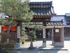 伏見寺の先で折り返し。寺町五丁目交差点を北へ渡り県道45号に南面している寺院を東から見ていきます。