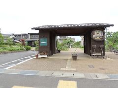 福知山城公園の一部で、緑地スペースに飲食店が点在…もわかりづらい。