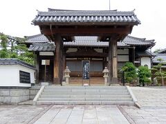 明覚寺。福知山城から移築されたとされる門が当寺の山門。
しかし固有名が特定されていない。まさか福知山城には門がひとつしかなかったのか？