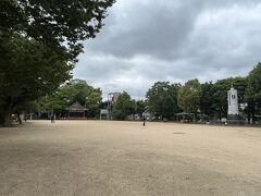 土のグラウンドで遊ぶ子どもたち。うーぬ。