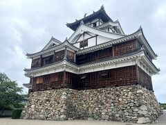 見たかった福知山城天守。よく見るこのビジュアルは西向き。
この西側が正面だ、というのだが、入り口は裏。