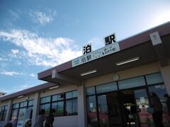 「泊（とまり）駅」に到着。
ここで折り返して、富山駅に戻ります。
少しの間ここで停車して、手足を
伸ばします。