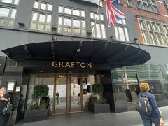 ホテルへ到着です。
Radisson Blu Edwardian grafton hotelです。Warren street駅からは徒歩1分で、キングスクロス駅、パンクラス駅も徒歩10分ほどです。便利、便利。近くにはレストラン、スーパー、カフェもたくさんあります。
