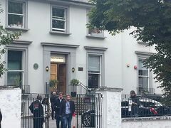 abbey roadに来ました。ビートルズを始め多くのミュージシャンの聖地abbey Road studioでは誰かがレコーディングか何かしているようでした。誰なんだろう！セキュリティがすごかったです。
娘たちがabbey roadの歩道を横断しましたが、動画だったので画像はありません。。。