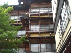 ４階建て木造建築は有形登録文化財で昭和初期のいわばワンダーランド