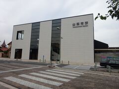 たぶん、この駅で降りるのは初めてだと思う。
こんな駅だったんだなあ、と思ったら３年前に新しくなったばかりの駅舎だった。