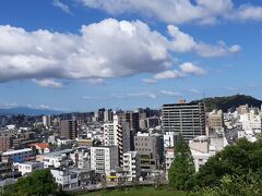 道後公園は小高い丘でしたので、登るのはちょっとした運動です。
展望台からは松山城が見える、とのことでしたが思っていたよりもけっこう遠いな…
（右側に見える小高い丘の頂上にあるはず）