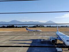 鹿児島空港

空港からみる霧島連山。一番右にみえる山頂が高千穂峰。
