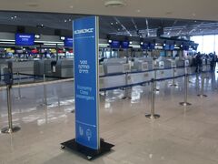 出発４時間前に成田空港に到着。事前に調べたエルアル航空の悪評の原因となっているいわゆる「尋問」がどうなることか心配なので、推奨の３時間前より前に着くようにしました。
チェックインの手前に設置された専用の台に係員がスタンバイし、グループごとに質問がありました。家族連れだからか、雰囲気も良く、「セキュリティのための質問をさせてください」と低姿勢に話していただき、荷物のパッキングに関する質問が中心で、７～８回のやり取りで完了しました。
荷物を開けられることもなく、思ったよりスムーズで、少し拍子抜けしました。
でも、長く質問をされている人もいたので、渡航歴とかそういうもので異なるのかもしれません。
今回は現地でのキャッシングを予定していたので、念のため少しばかり米ドルを両替して出国手続きへ。後から気づいたらイスラエルシュケルも両替できたよう。