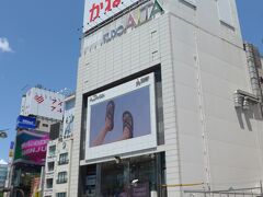 新宿駅東口
昔から変わらぬ新宿アルタの巨大スクリーン
※LEDへと変化