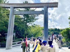 バスが到着した団から内宮(皇大神宮)を参拝行進します

まずは宇治橋を渡り神域に入ります