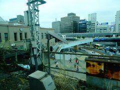 10:58、上野駅高架ホームに停車、その後列車は日暮里駅を通過すると大きく右にカーブして常磐線を走る
