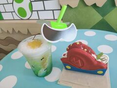 カフェではルイージの青りんごスムージーソーダとマリオのいちごワッフルを頼みました。かわいい。ルイージソーダはグミが入ってたりで食感も面白いです。

そういえばニンテンドーワールドも朝は整理券取れるんだったと気づいて。アプリを開いたら20時からが辛うじてあったのでGET。20時までパークに残れる自信がないですが...もう少し早くに取れば良かった。