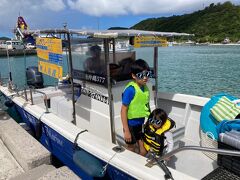 港に行き予約していた島渡しの船に乗ります。

停泊しているとその場で交渉に来る観光客もたくさんいました。