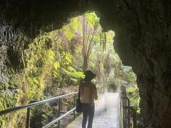 キラウエア火山国立公園の溶岩トンネル。足元に気を付けないと水たまり、頭も気を付けないと壁に激突。