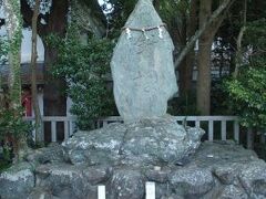 淡嶋神社の境内にある針塚。針供養はこちらの針塚にて行われるのでしょう。大きな石碑でしめ縄がかけられており、大切にされていることがよくわかります。