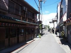 加太の町は古くからの歴史があり、あわしま街道が通っています。淡嶋神社へと向かう道で、こうした古い街並みが残っていて風情がありました。