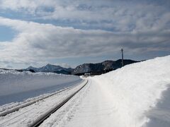 そして、ここは映画 君の名は。で有名になった”前田南”駅です。

雪に埋もれた踏切の隙間から撮っています。

山間部なので、すごい雪です。