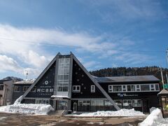 三角の建物が特徴的な”阿仁合”駅に着きました。

秋田内陸縦貫鉄道の中で一番大きい駅なんじゃないでしょうか。