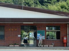 滝部駅
係員さんが待機しています。
この先、長門二見駅の手前で国道191号線に戻ります。